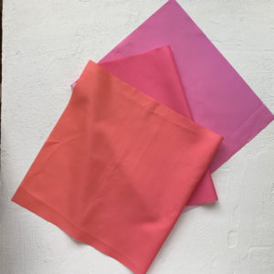 カラースタイリストのお仕事に使うグラデーションカラーの長い布。折りたたんで撮ると3枚の布に見えてしまいます。